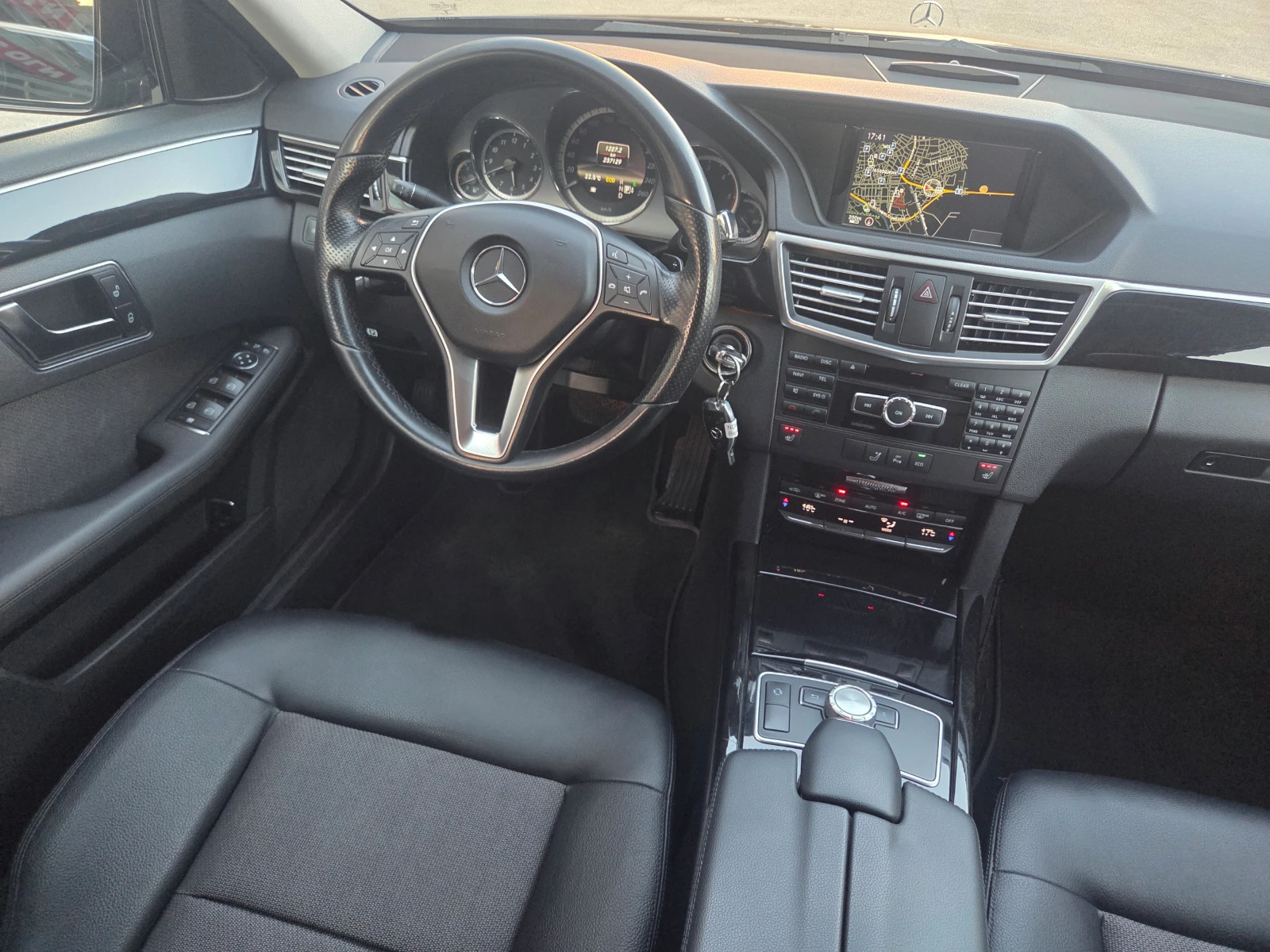 Mercedes-Benz E 220 AMG///AT-7G-Tronic, снимка 13 - Автомобили и джипове - 54334317