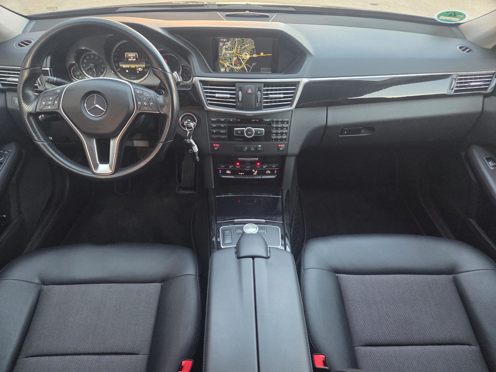 Mercedes-Benz E 220 AMG///AT-7G-Tronic, снимка 11 - Автомобили и джипове - 54334317