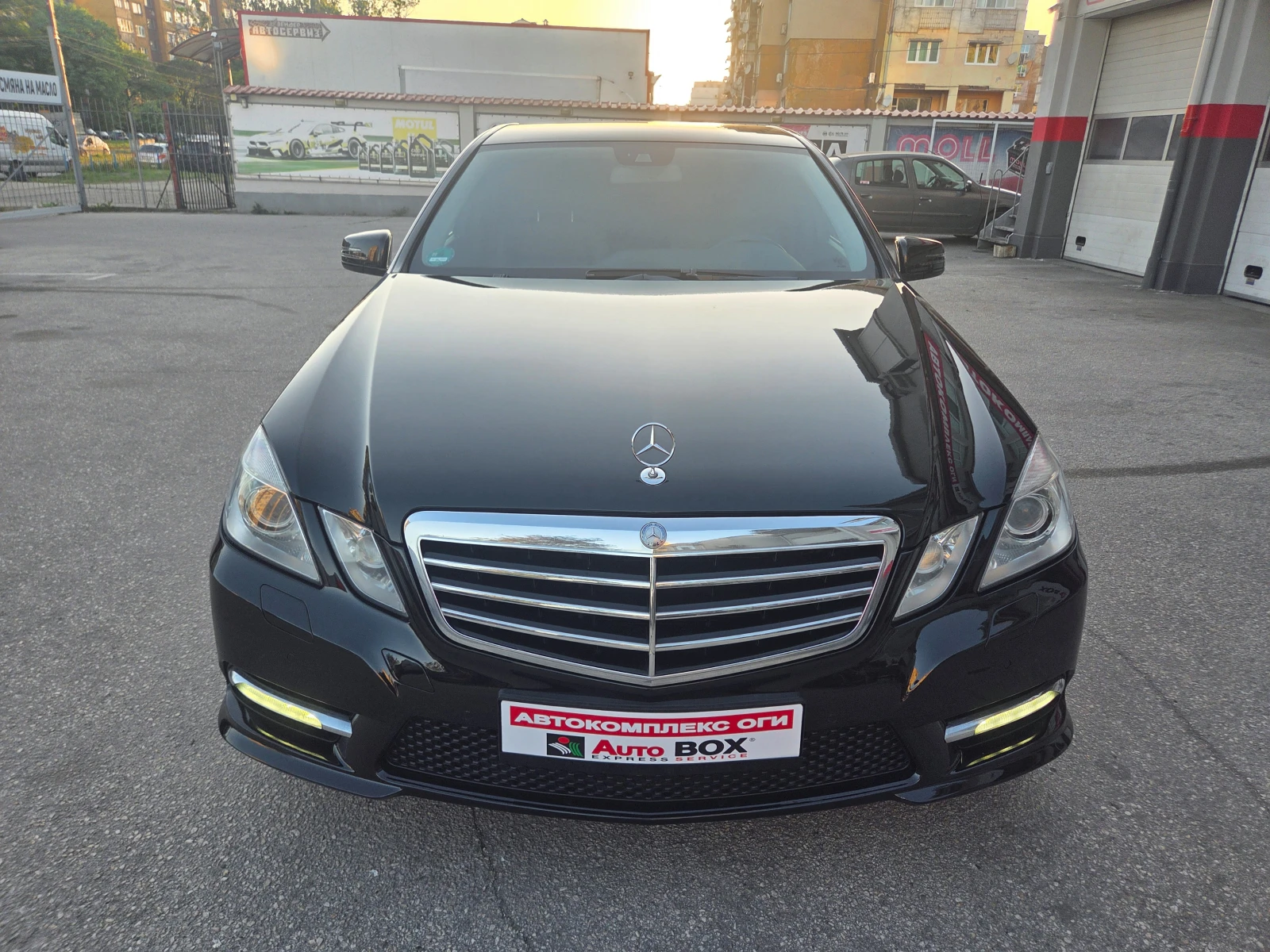 Mercedes-Benz E 220 AMG///AT-7G-Tronic, снимка 8 - Автомобили и джипове - 54334317