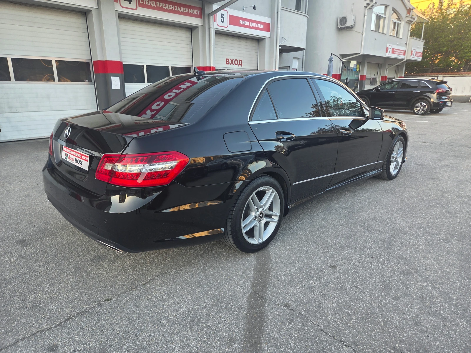 Mercedes-Benz E 220 AMG///AT-7G-Tronic, снимка 5 - Автомобили и джипове - 54334317