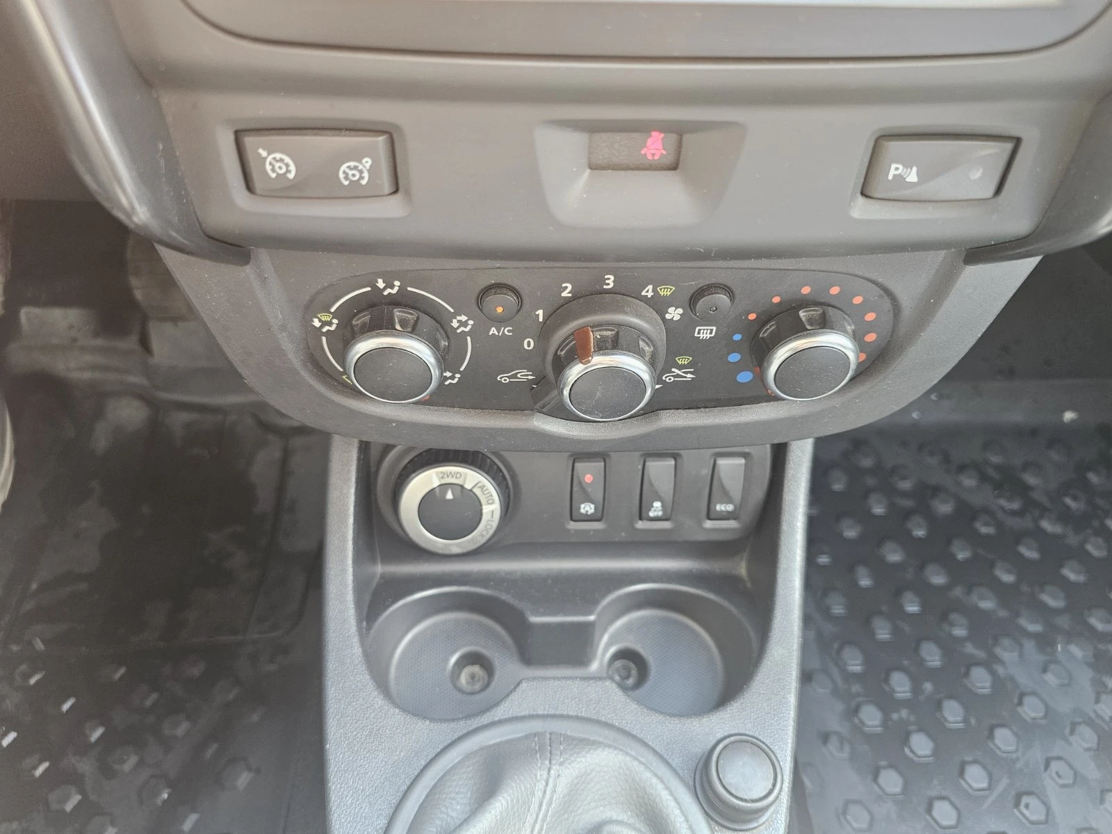 Dacia Duster dCi 110 к.с. Дизел Stop & Start 4x4, снимка 11 - Автомобили и джипове - 54786569
