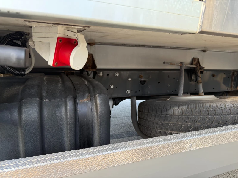 Iveco Daily 72-170 Хладилен+ ток Клима 5.40м. , снимка 6 - Бусове и автобуси - 52823294