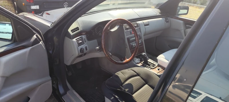 Mercedes-Benz E 200  Бензин , снимка 6 - Автомобили и джипове - 40194252