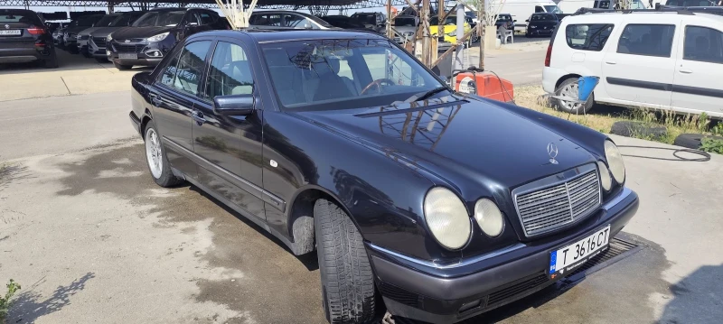 Mercedes-Benz E 200  Бензин , снимка 4 - Автомобили и джипове - 40194252