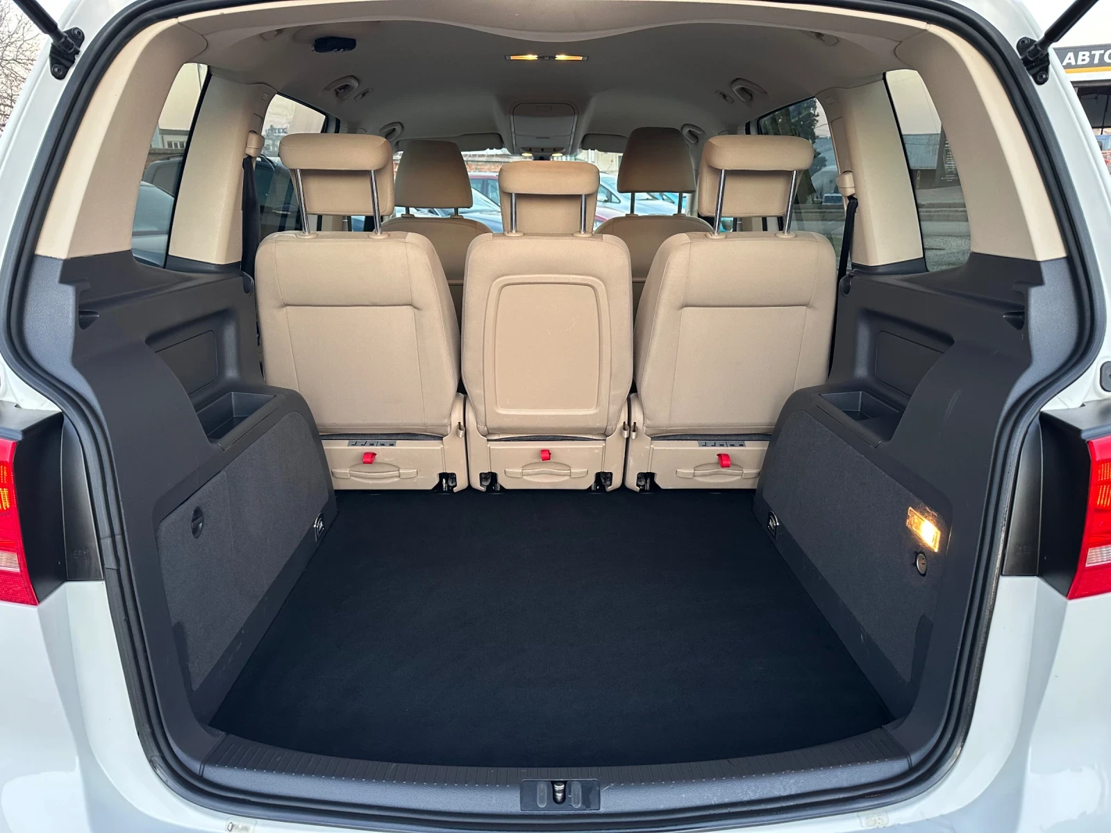 VW Touran 2.0TDI Highline, снимка 5 - Автомобили и джипове - 53821527