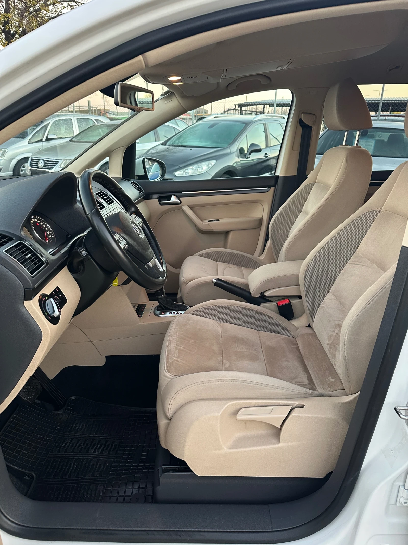 VW Touran 2.0TDI Highline, снимка 9 - Автомобили и джипове - 53821527