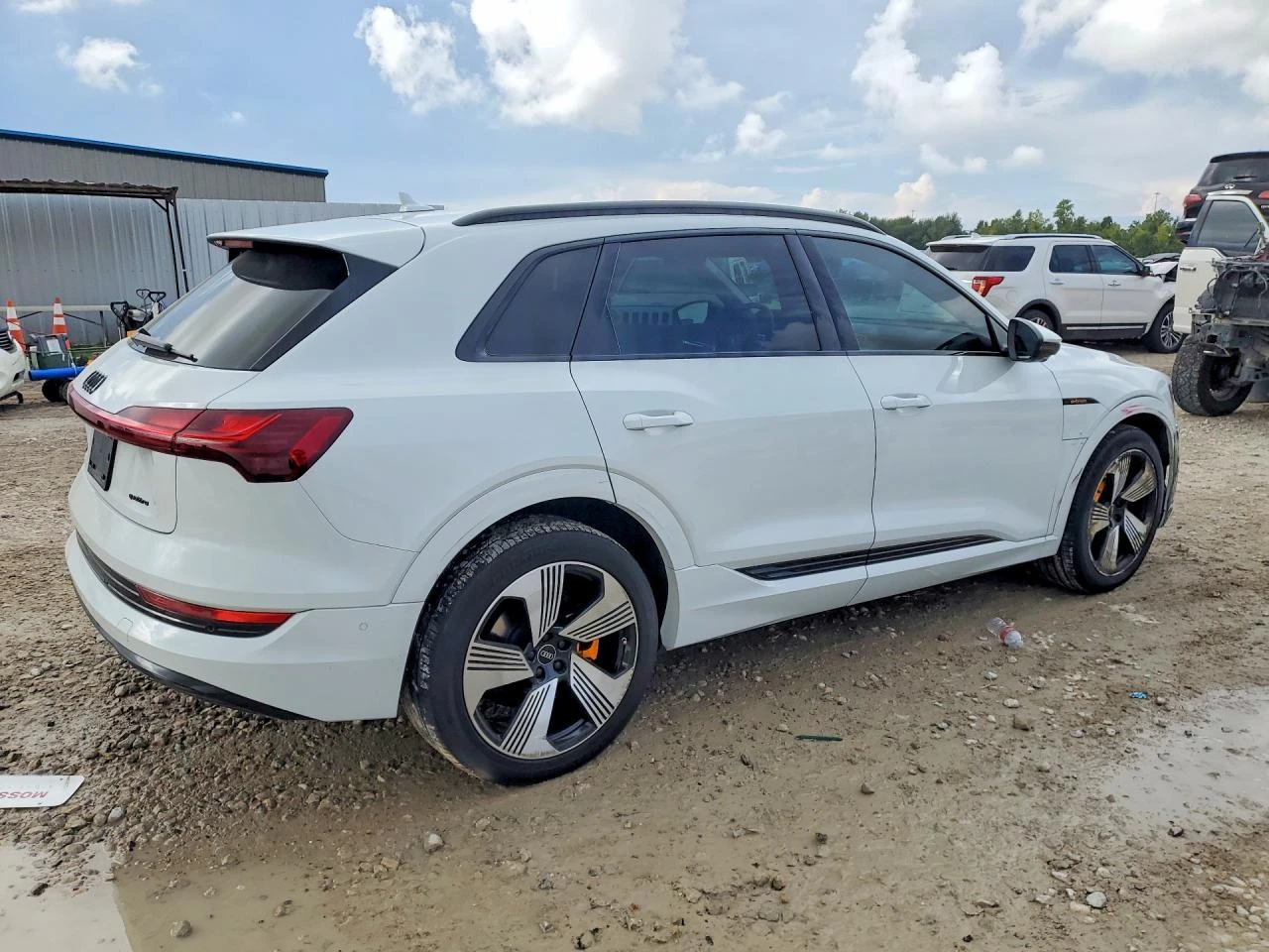 Audi E-Tron Premium Plus, снимка 3 - Автомобили и джипове - 56406005