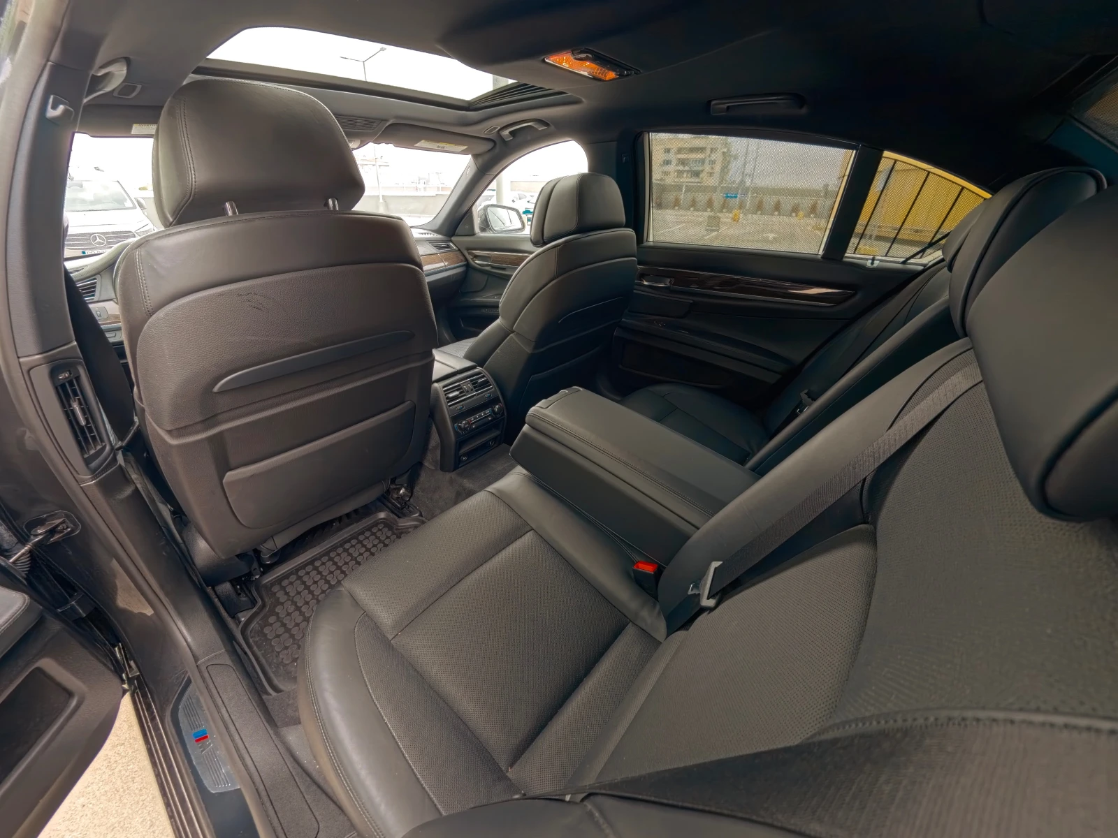BMW 750 xDrive, снимка 16 - Автомобили и джипове - 56544870