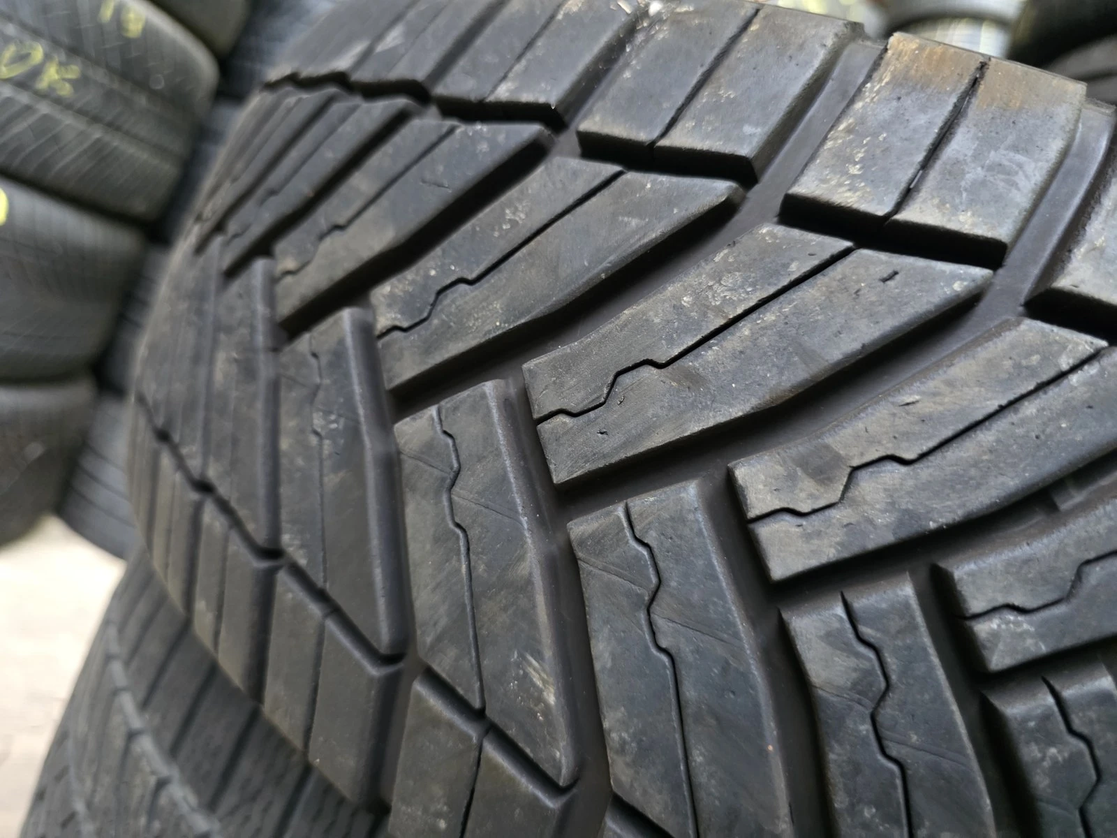 Гуми Всесезонни 215/60R17, снимка 2 - Гуми и джанти - 56664285