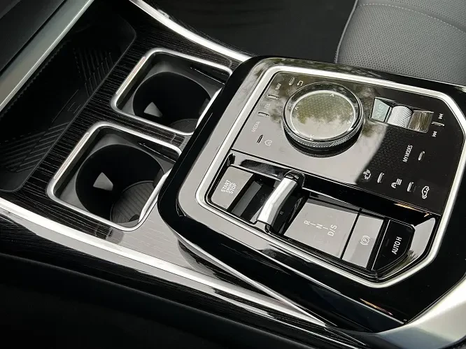 BMW 740 d xDrive = M-Sport Pro = Shadow Line Гаранция, снимка 13 - Автомобили и джипове - 53261308