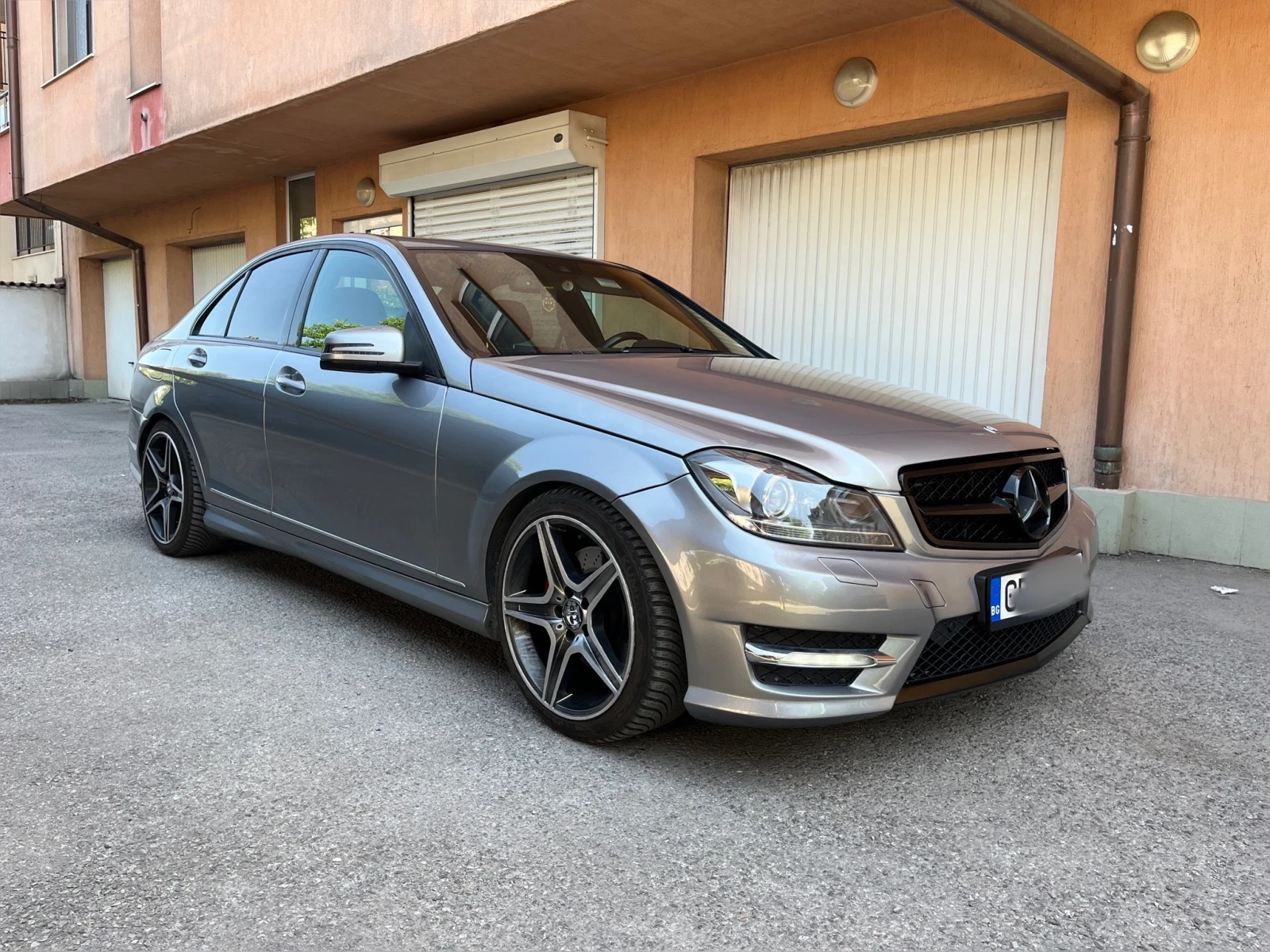 Mercedes-Benz C 300 4MATIC / FULL AMG / LPG / ГЕНЕРАЦИЯ С КЛАПИ - изображение 2