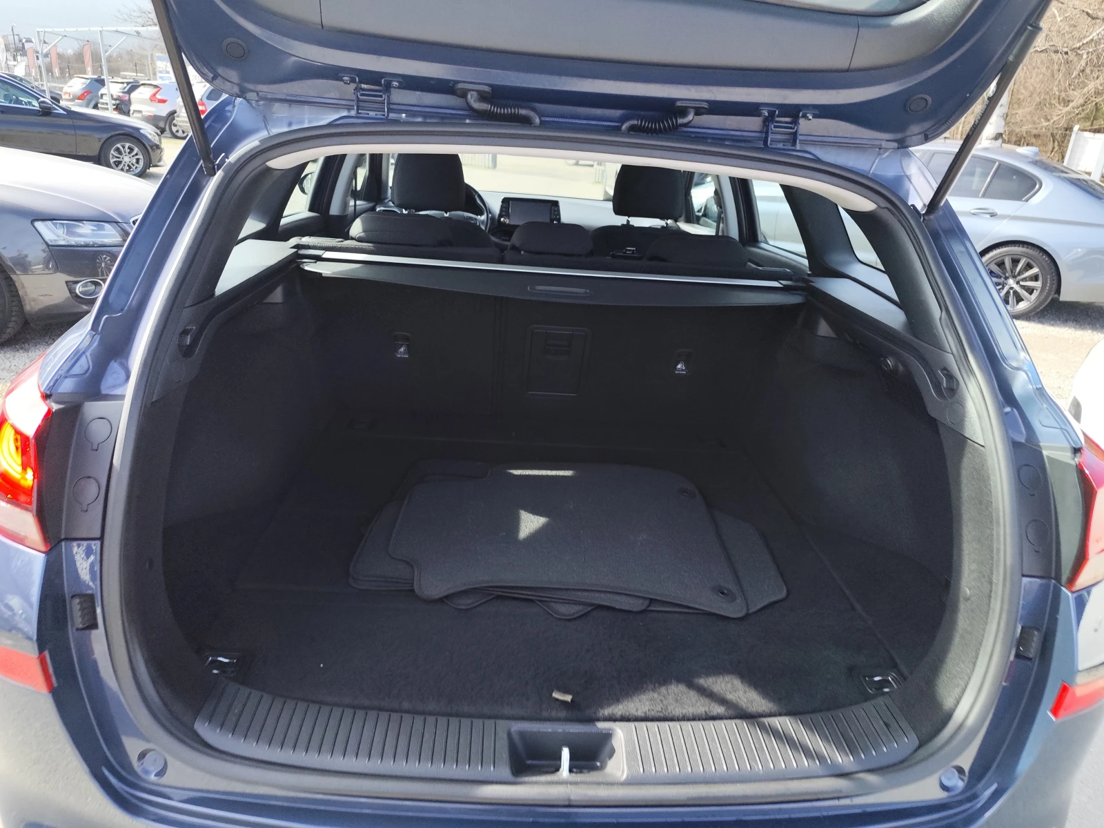 Hyundai I30 1.6CRDi* АВТОМАТИК* LED/XENON* EURO6B* , снимка 14 - Автомобили и джипове - 53782167