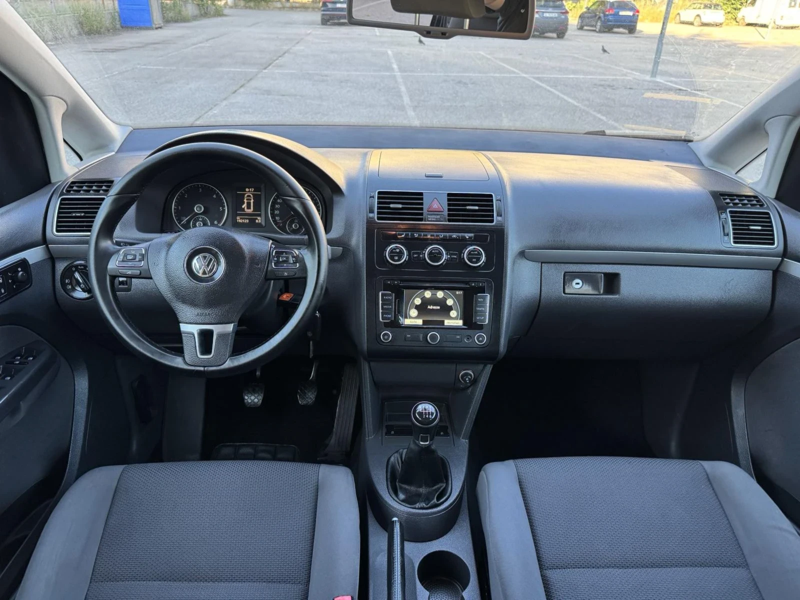 VW Touran 1.6 tdi, 105 к.с, снимка 12 - Автомобили и джипове - 54904805