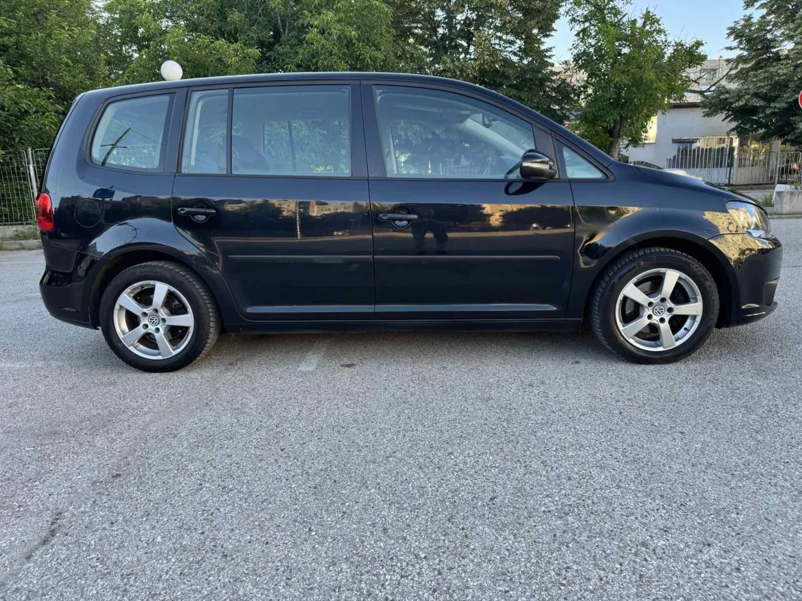 VW Touran 1.6 tdi, 105 к.с, снимка 7 - Автомобили и джипове - 54904805