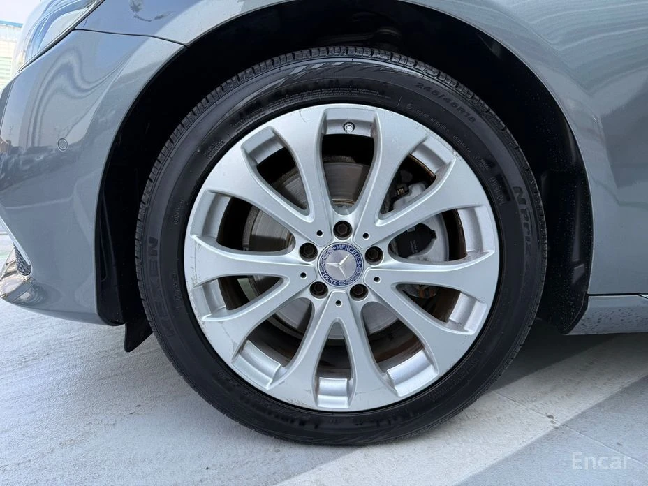 Mercedes-Benz E 220, снимка 5 - Автомобили и джипове - 55510521