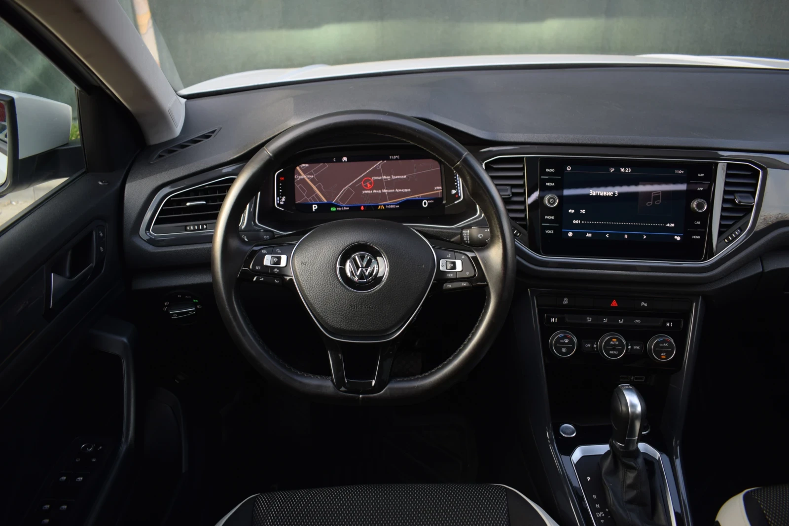 VW T-Roc 1.5 TSI Digital/Keyless/панорама, снимка 11 - Автомобили и джипове - 54843011