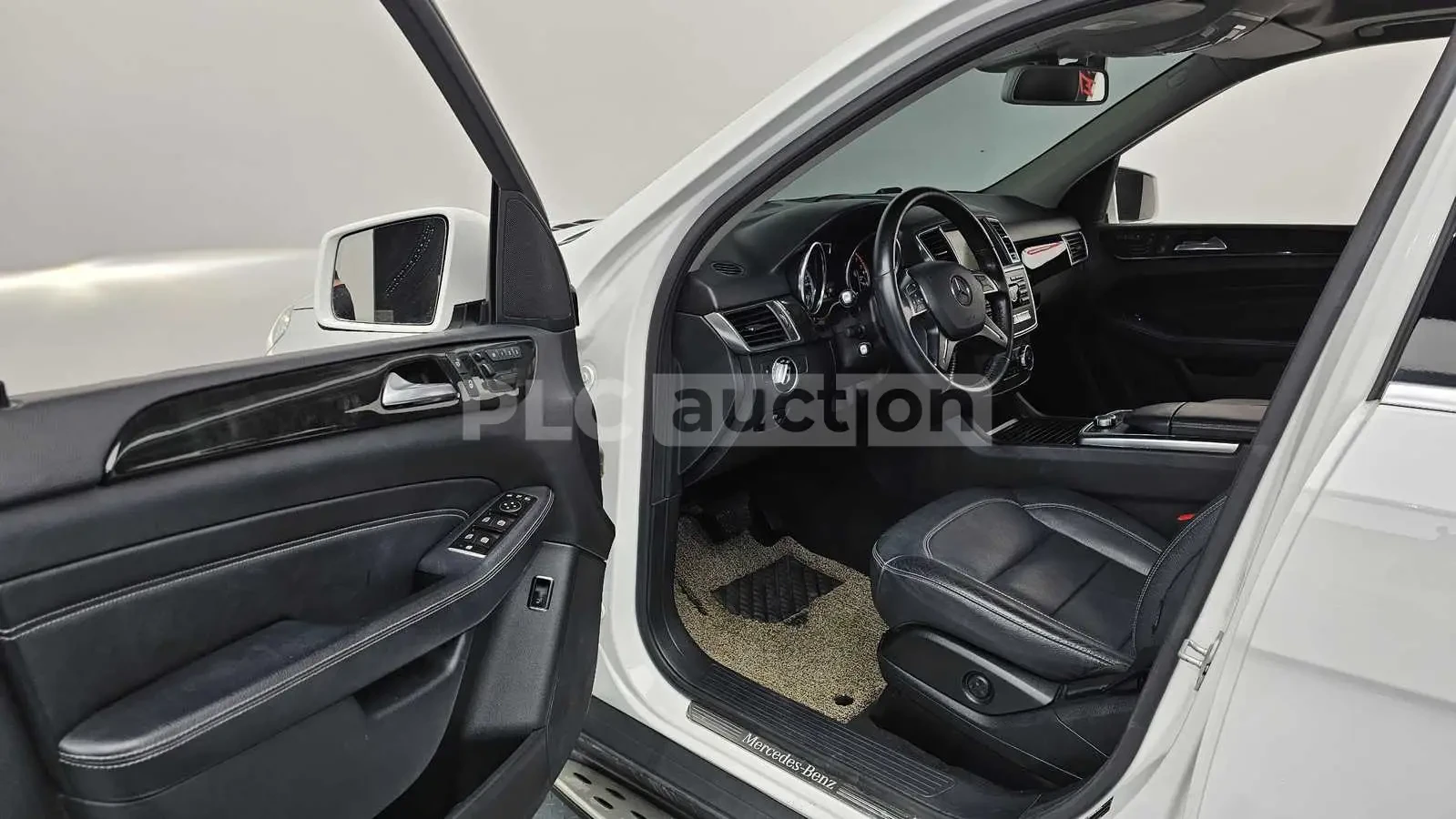 Mercedes-Benz ML 250 d 4MATIC AMG| КАМЕРА| ПОДГРЕВ| ПАНО| ВКЛ.ТЕХНОТЕСТ, снимка 4 - Автомобили и джипове - 54957039