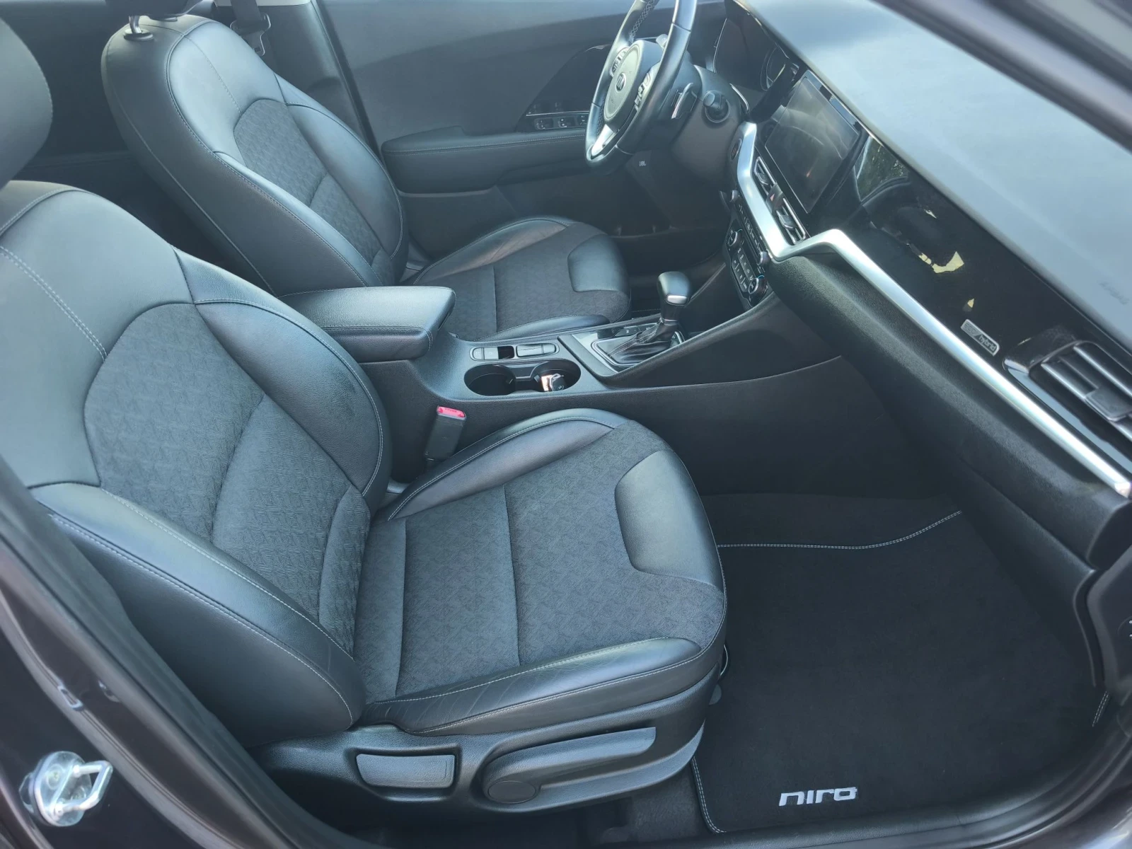 Kia Niro 1.6HYBRID  FULL SERVICE IN KIA NEW !!!, снимка 10 - Автомобили и джипове - 55729982