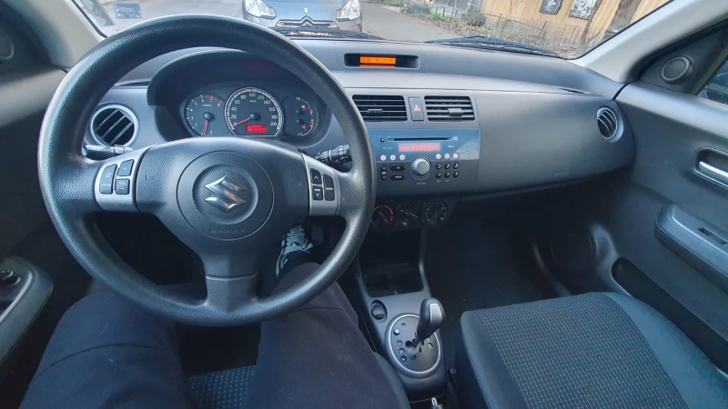 Suzuki Swift 1.3i Автоматик 4вр., снимка 10 - Автомобили и джипове - 53121426
