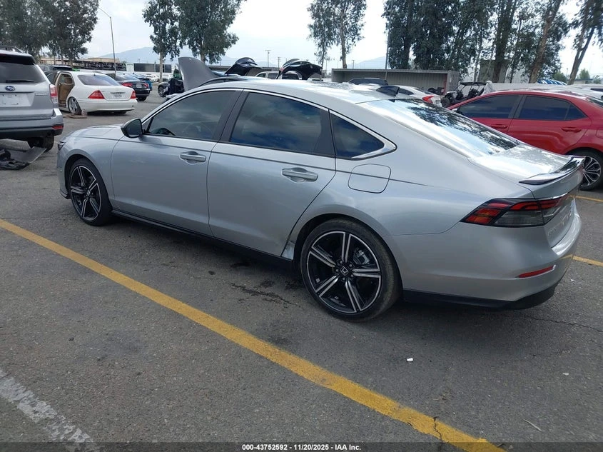 Honda Accord 2.0l Hybrid Sport, снимка 3 - Автомобили и джипове - 53773667