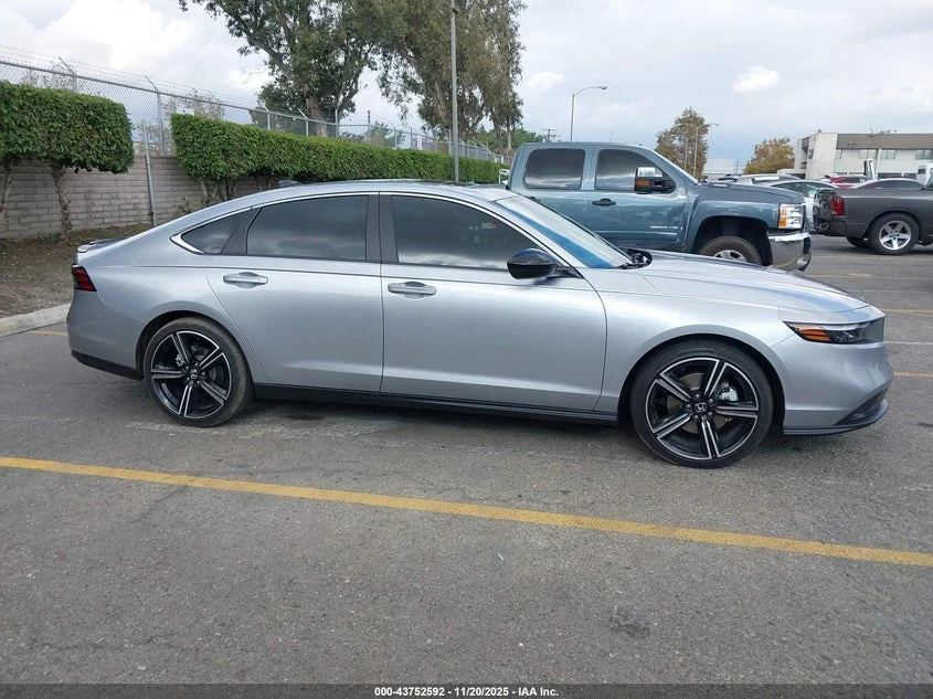 Honda Accord 2.0l Hybrid Sport, снимка 13 - Автомобили и джипове - 53773667