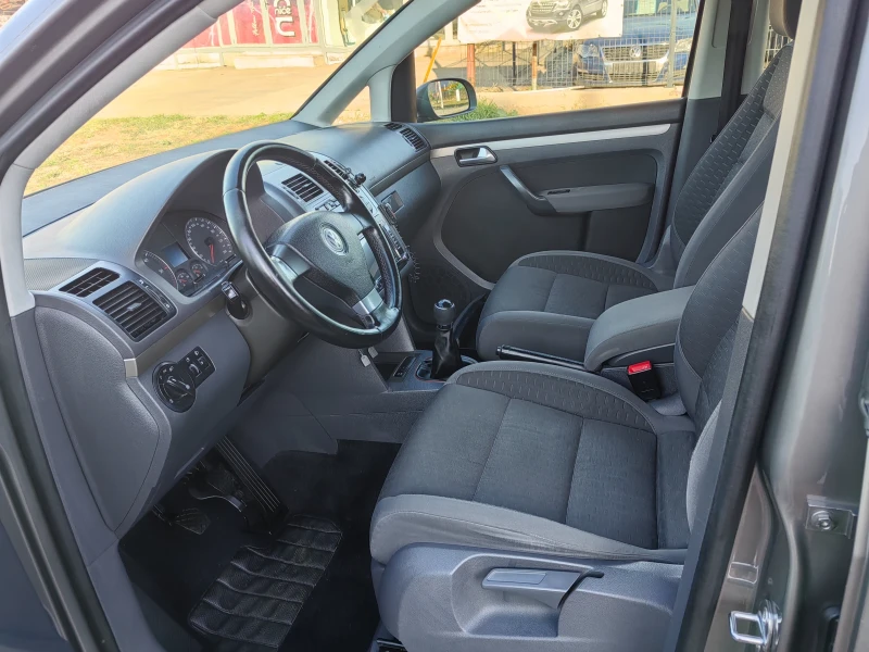 VW Touran 1.9 tdi 105ps Navi, снимка 14 - Автомобили и джипове - 51518455