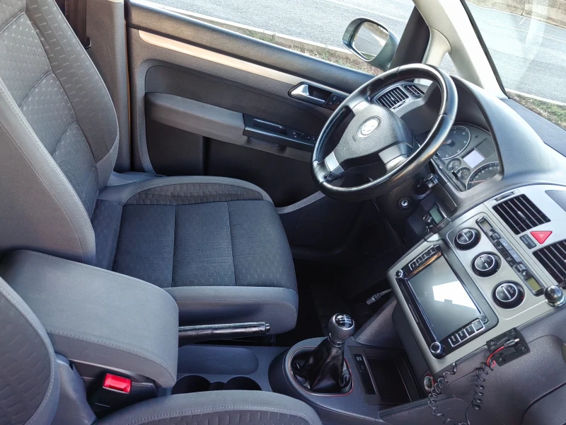 VW Touran 1.9 tdi 105ps Navi, снимка 12 - Автомобили и джипове - 51518455