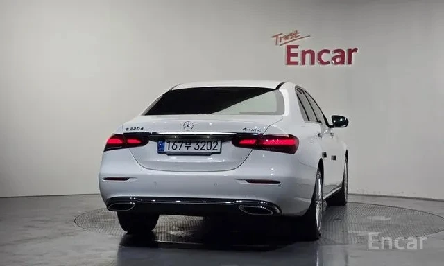 Mercedes-Benz E 220 D * BURMESTER * ОБДУХВАНЕ * HEAD UP * 2 КЛЮЧА * , снимка 4 - Автомобили и джипове - 55409383