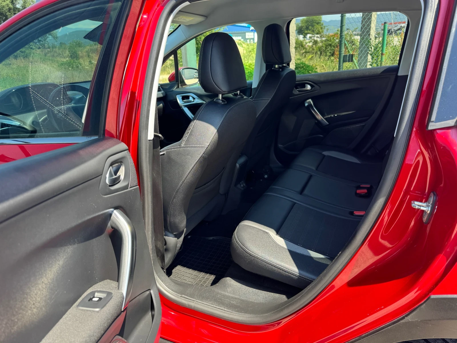 Peugeot 2008 1.2T * ALLURE* CAMERA* SERVICE* , снимка 14 - Автомобили и джипове - 54835472