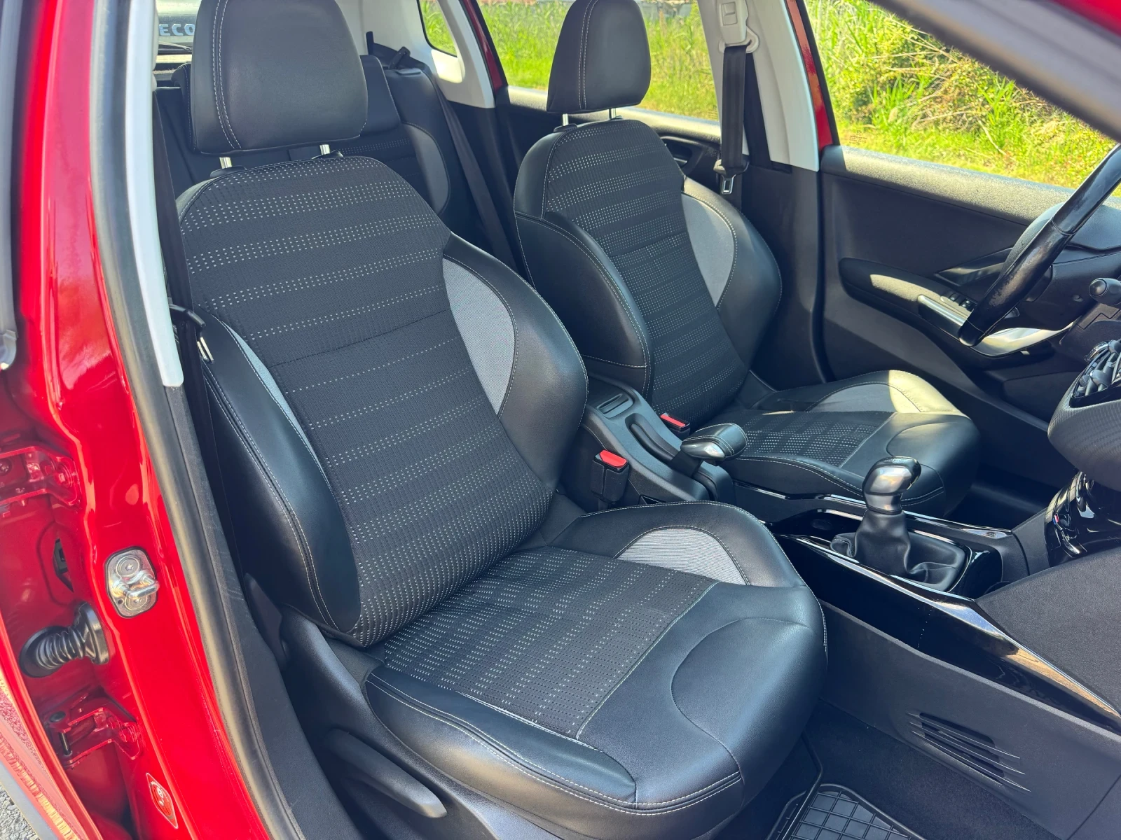 Peugeot 2008 1.2T * ALLURE* CAMERA* SERVICE* , снимка 13 - Автомобили и джипове - 54835472