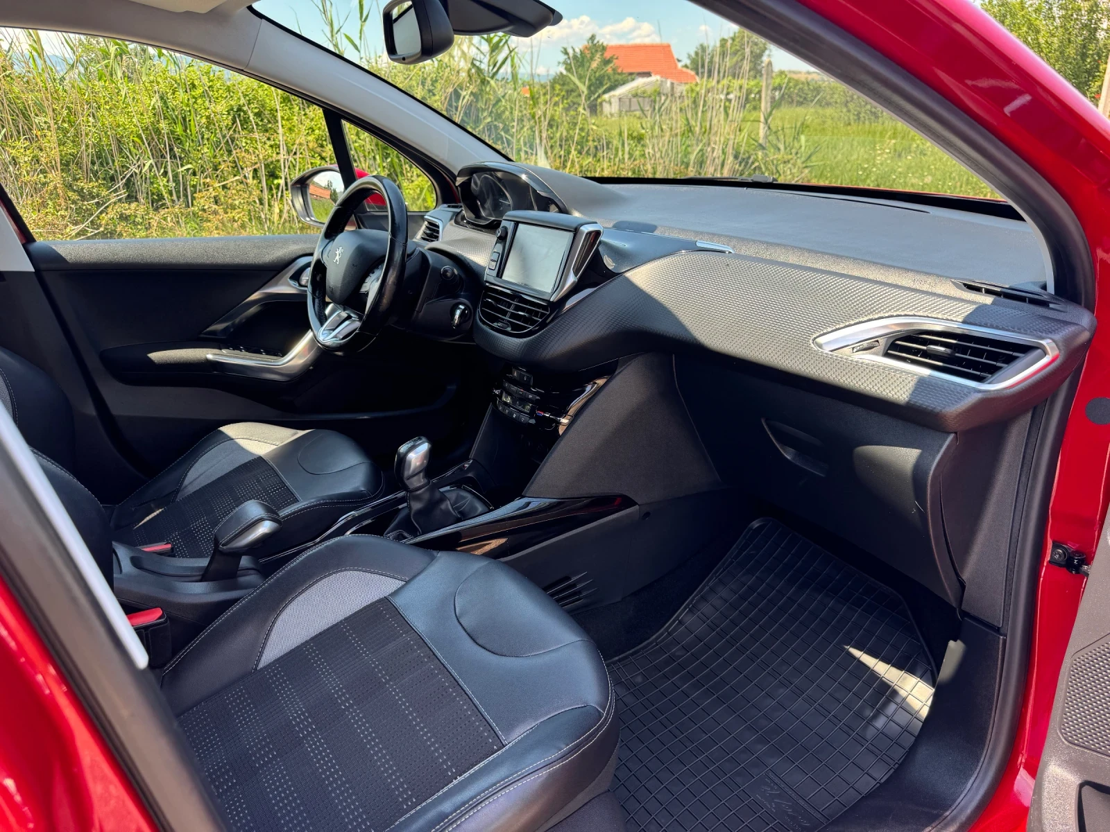 Peugeot 2008 1.2T * ALLURE* CAMERA* SERVICE* , снимка 12 - Автомобили и джипове - 54835472