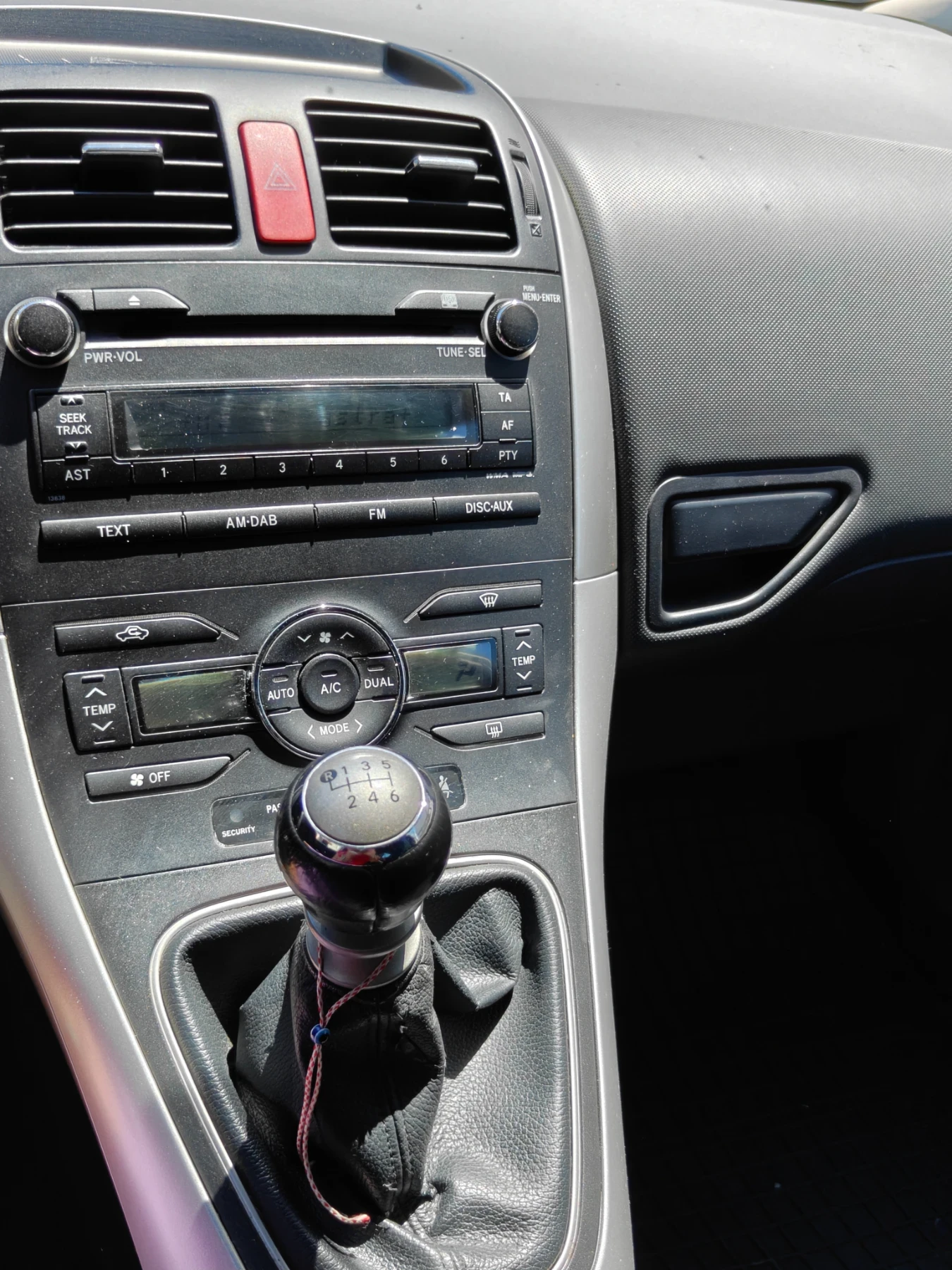 Toyota Auris, снимка 4 - Автомобили и джипове - 54918643