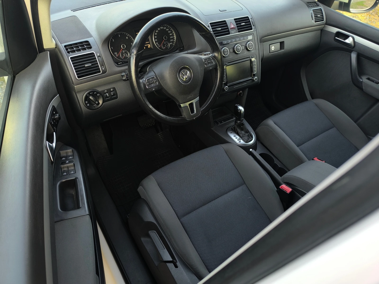 VW Touran FACE-1.6TDI-105кс-АВТОМАТИК-НАВИГАЦИЯ-EURO 5 !!!, снимка 10 - Автомобили и джипове - 55202421