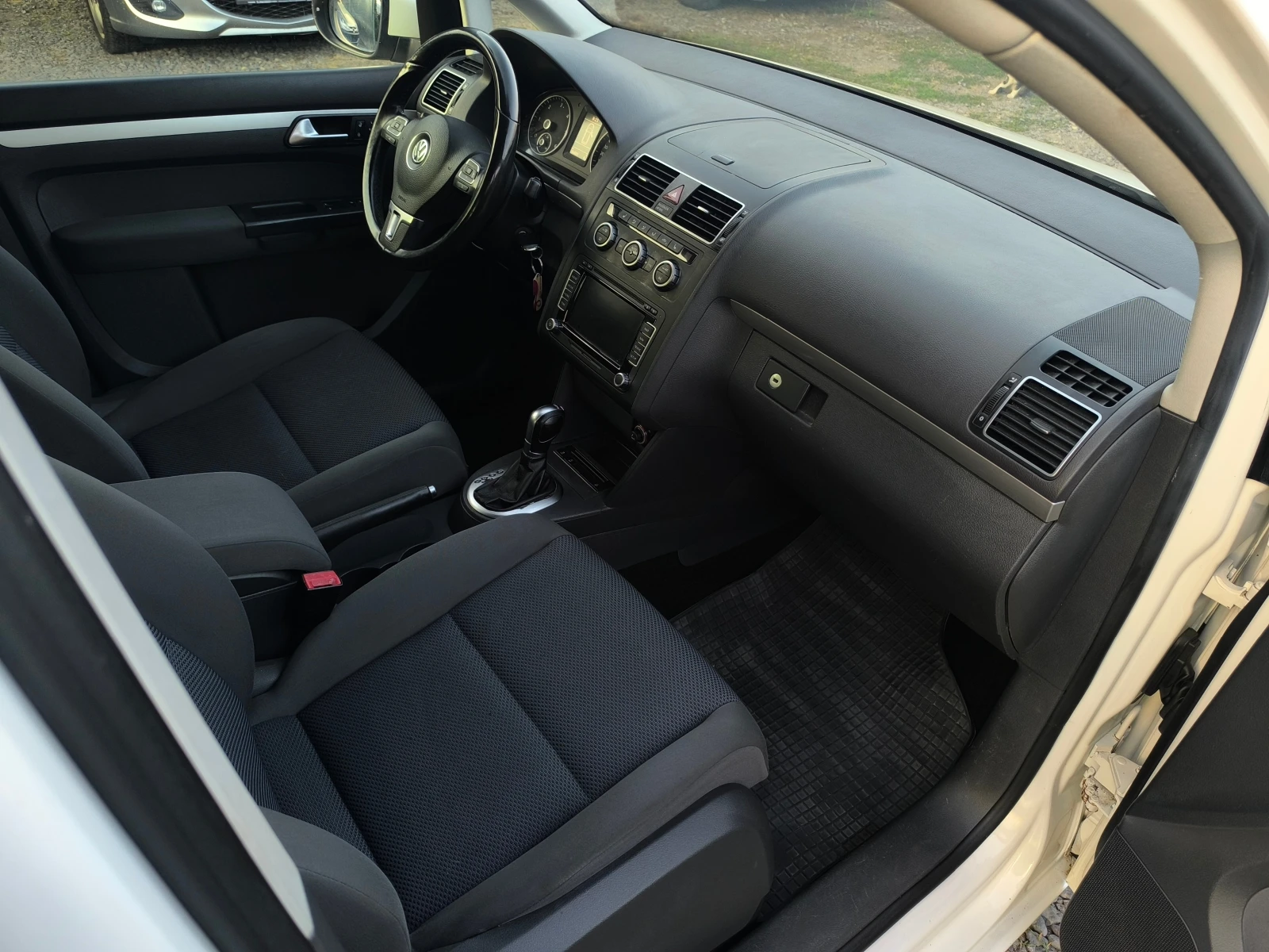 VW Touran FACE-1.6TDI-105кс-АВТОМАТИК-НАВИГАЦИЯ-EURO 5 !!!, снимка 14 - Автомобили и джипове - 55202421