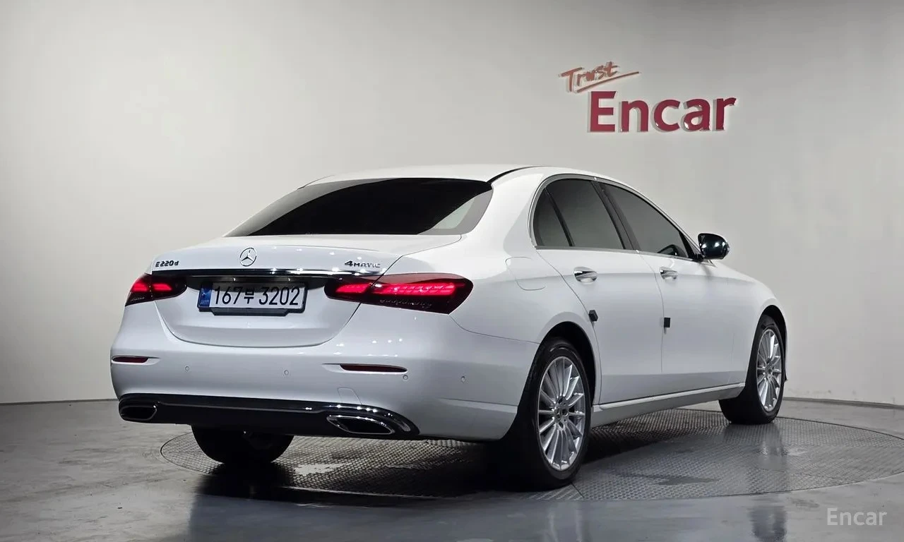 Mercedes-Benz E 220 D * BURMESTER * ОБДУХВАНЕ * HEAD UP * 2 КЛЮЧА * , снимка 2 - Автомобили и джипове - 55409383