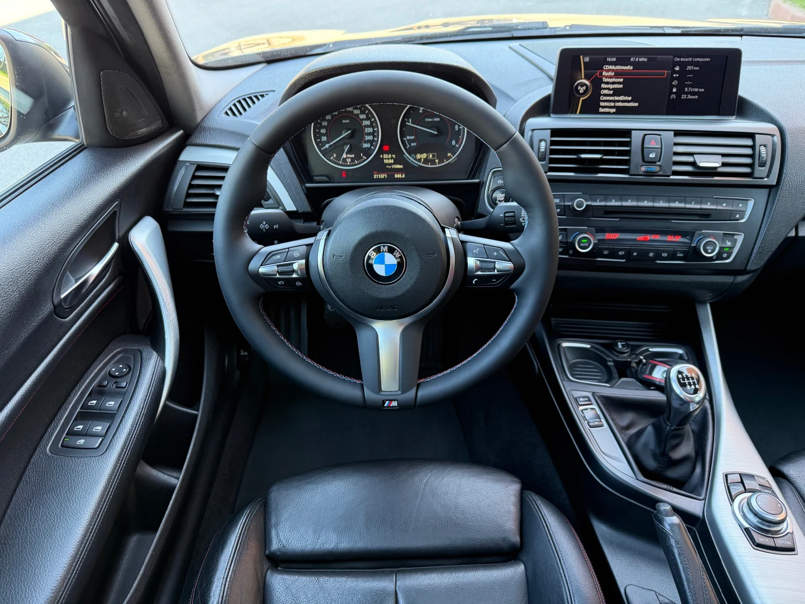 BMW 118 2.0D/M-Pack/Harmon-Kardon/Keyless/Шибедах, снимка 9 - Автомобили и джипове - 55503221