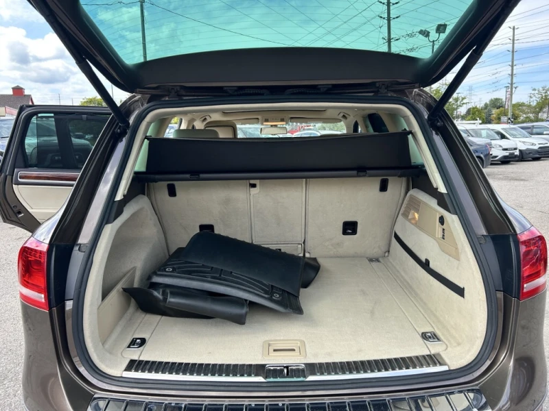 VW Touareg * АВТО КРЕДИТ* ЦЕНА ДО БГ * СЕРВИЗНА ИСТОРИЯ * , снимка 16 - Автомобили и джипове - 52754277