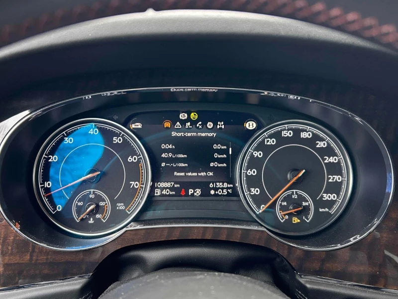 Bentley Bentayga W12 С РЕГИСТРАЦИЯ & АВТО КРЕДИТ , снимка 7 - Автомобили и джипове - 53600274
