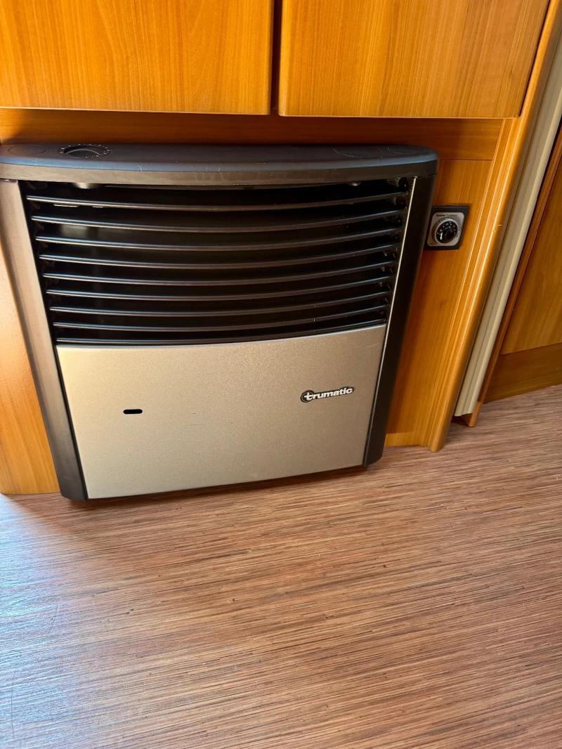 Каравана Fendt Platin 470, снимка 9 - Каравани и кемпери - 52174043