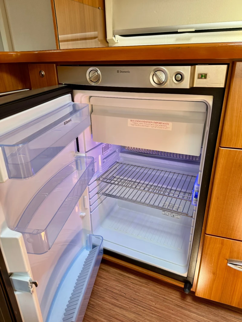 Каравана Fendt Platin 470, снимка 8 - Каравани и кемпери - 52174043