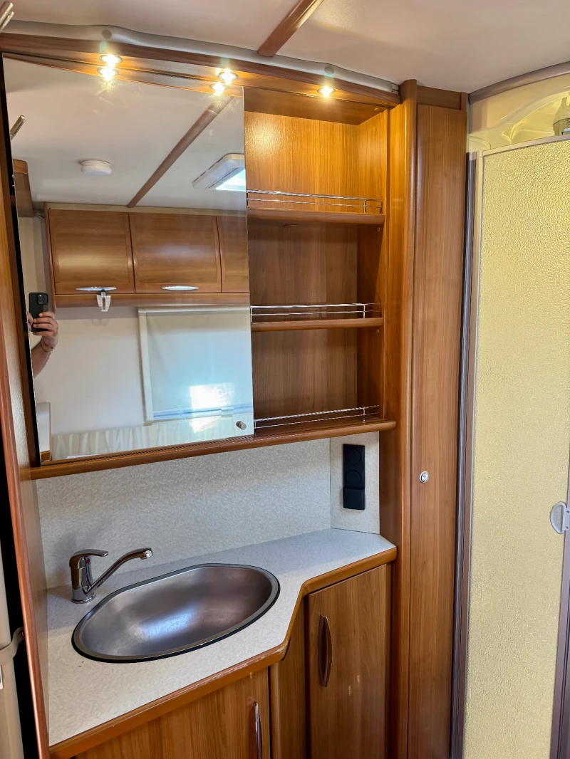 Каравана Fendt Platin 470, снимка 3 - Каравани и кемпери - 52174043