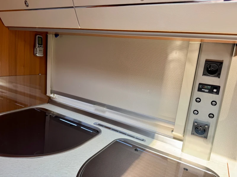 Каравана Fendt Platin 470, снимка 11 - Каравани и кемпери - 52174043