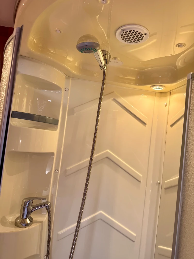 Каравана Fendt Platin 470, снимка 4 - Каравани и кемпери - 52174043