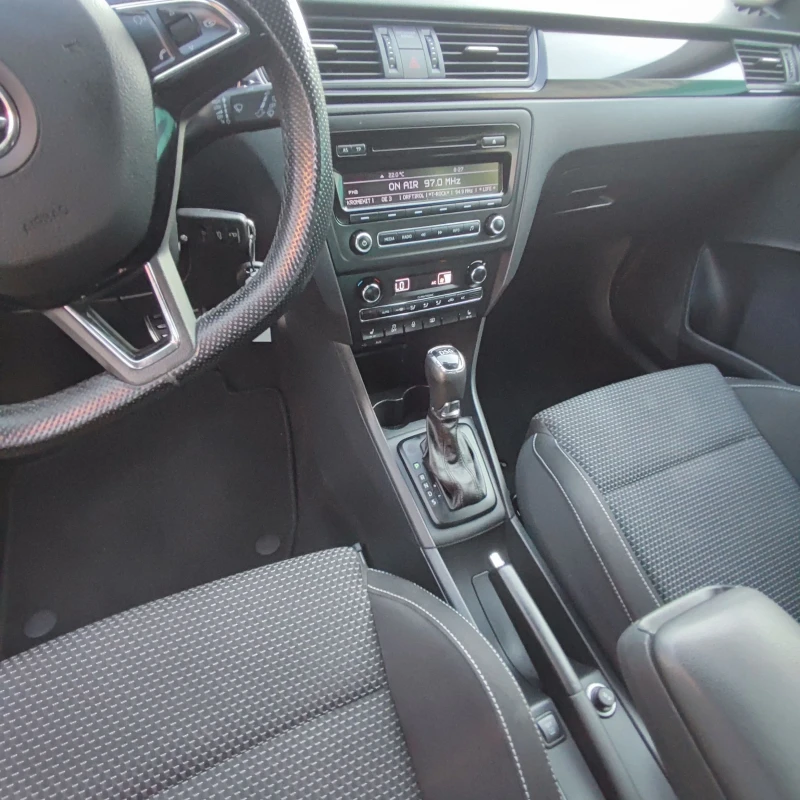 Skoda Rapid 1.6TDI* AVTOMATIK* 7 DSG* KLIMATRONIK* , снимка 11 - Автомобили и джипове - 51467358