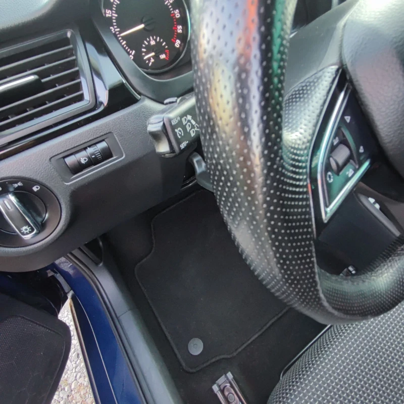 Skoda Rapid 1.6TDI* AVTOMATIK* 7 DSG* KLIMATRONIK* , снимка 12 - Автомобили и джипове - 51467358