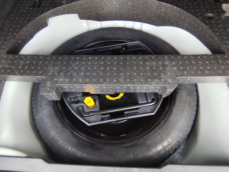 Peugeot 2008 1.2i* ALLURE* LED* EURO6B* NAVI* KLIMATRONIK* , снимка 13 - Автомобили и джипове - 53096531