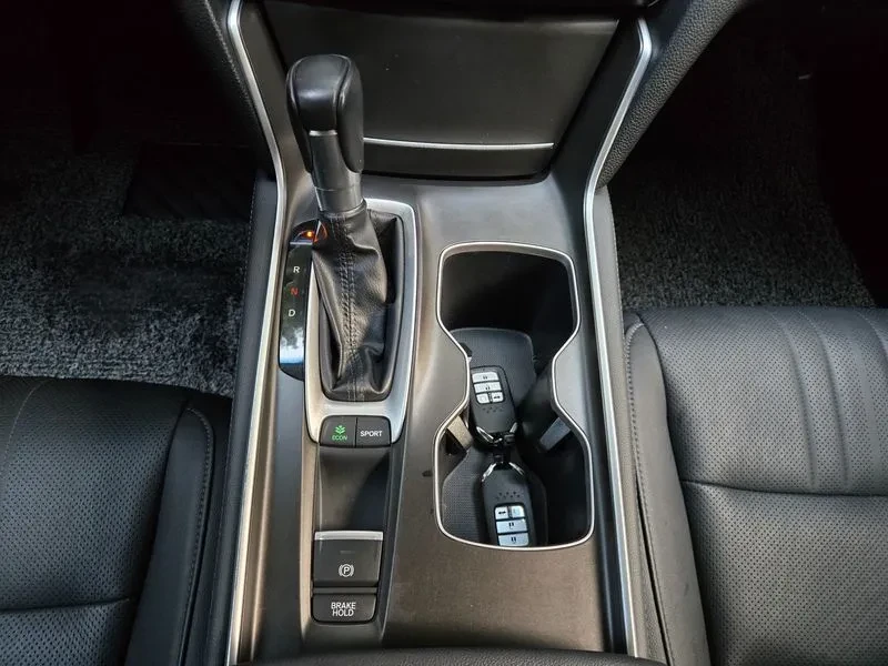 Honda Accord 1.5 Turbo, снимка 12 - Автомобили и джипове - 55985299