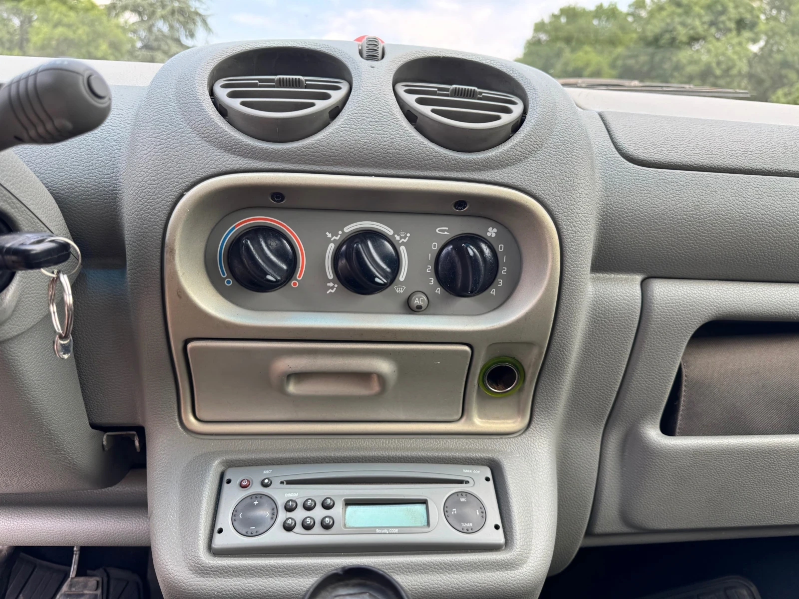 Renault Twingo 1.2 INITIALE - изображение 6