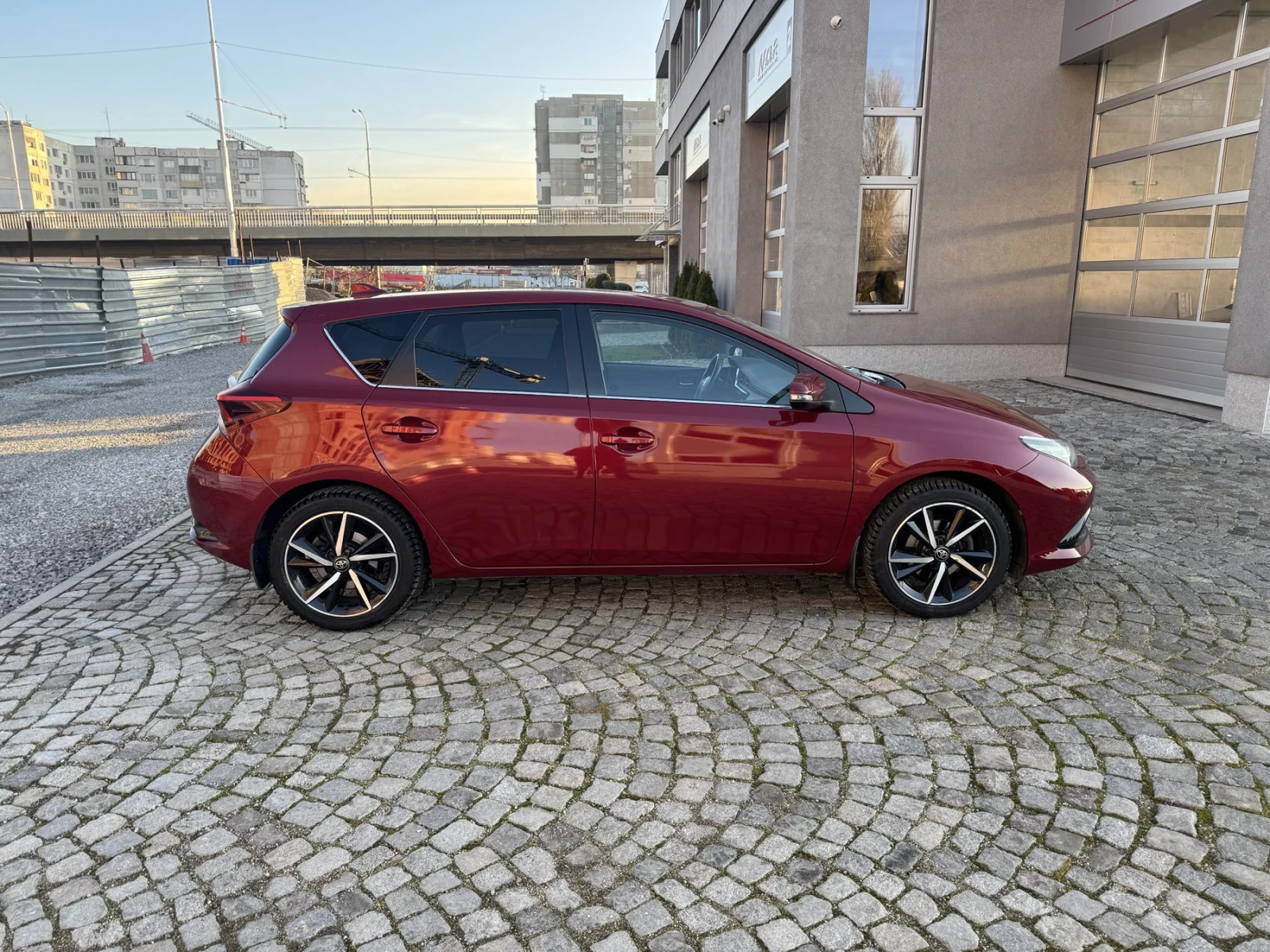 Toyota Auris 1.6 ПЪРВИ СОБСТВЕНИК - изображение 6