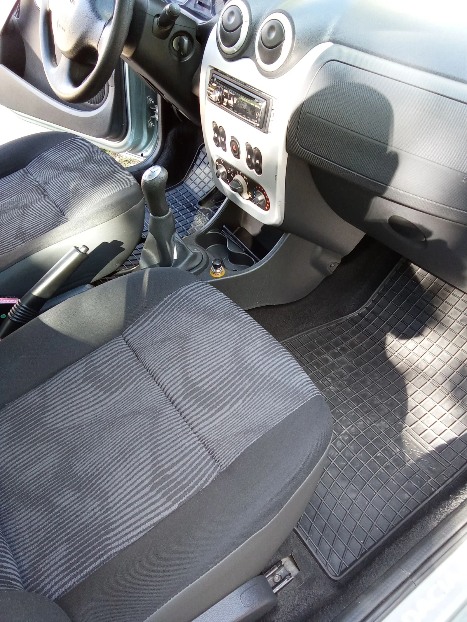 Dacia Sandero 1.6 бензин , снимка 8 - Автомобили и джипове - 54752439